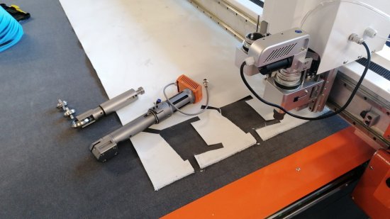 Board cutting plotter