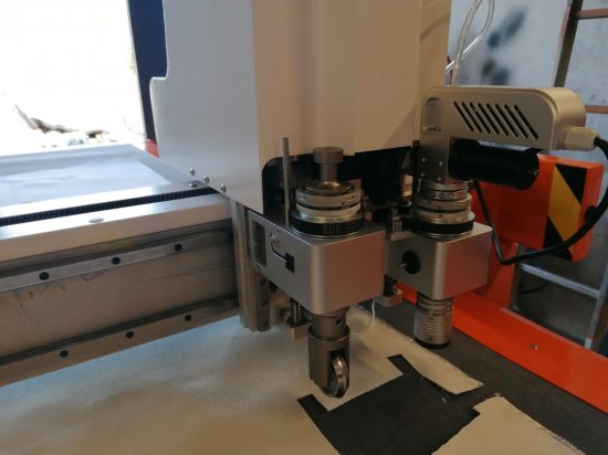 Working head
              of the cutting plotter